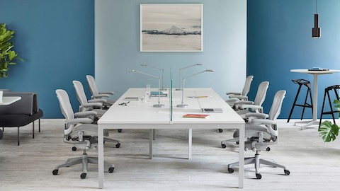 Uma configuração de bancada com Layout Studio e cadeiras de escritório Aeron cinza claro. Selecione para ir para a página do produto Layout Studio.