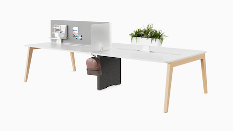 Byne System in 4-seat bench setting with wooden Sylvain Leg, desk-up screen, planter box and lateral screen.
