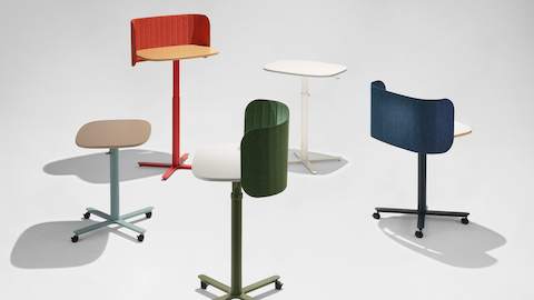 Un gruppo di cinque tavoli da lavoro Passport di diverse altezze si trovano su uno sfondo bianco.