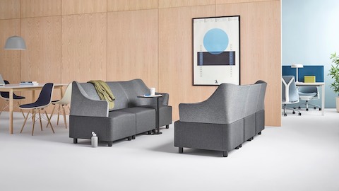 Plex modular elements form two grey sofas facing each other in an informal collaboration setting.