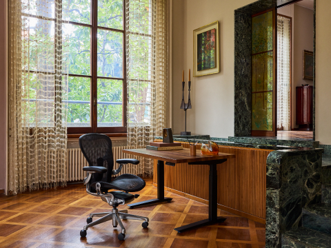 Walnoot Nevi-bureau met grafietkleurige Aeron-stoel